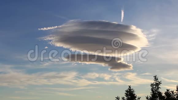 天空中巨大的圆形云视频的预览图