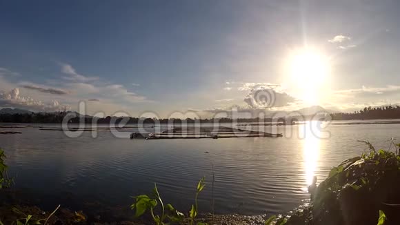 山湖下夕阳的风景视频的预览图