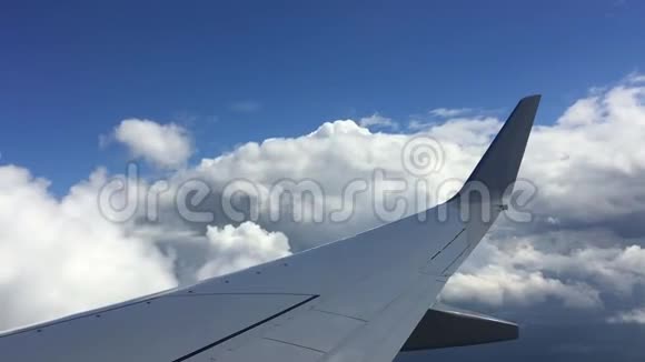 蓝天上有云背景的飞机翼乘飞机飞行的概念视频的预览图