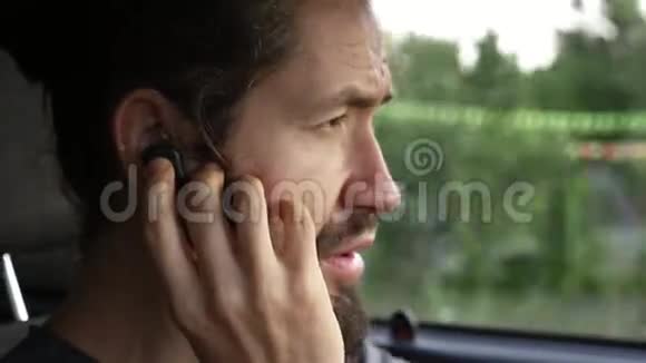 在乡下开车用免提装置打电话的人视频的预览图