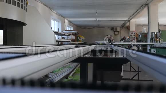 工厂为铝和PVC门窗生产穿孔金属板材家具及螺母工人视频的预览图