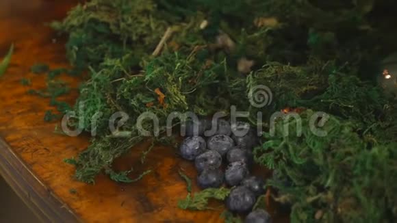 蓝莓新鲜和成熟的有机蓝莓在木桌上旋转饮食节食健康素食视频的预览图
