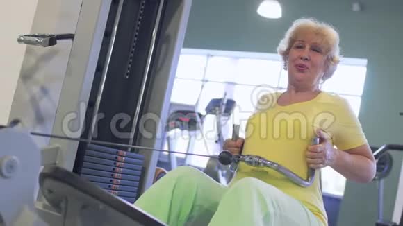 老年妇女在健身房锻炼视频的预览图
