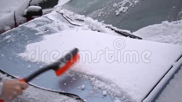 把车从雪中擦干净慢动作清晰视频的预览图