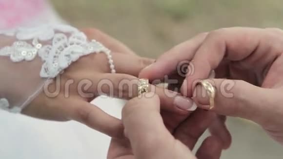 他把结婚戒指戴在她身上视频的预览图