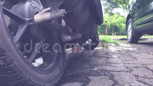 把路上的摩托车车轮关上印度尼西亚巴厘热带岛屿视频的预览图