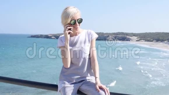 女人用手机说话微笑着意大利海岸线视频的预览图