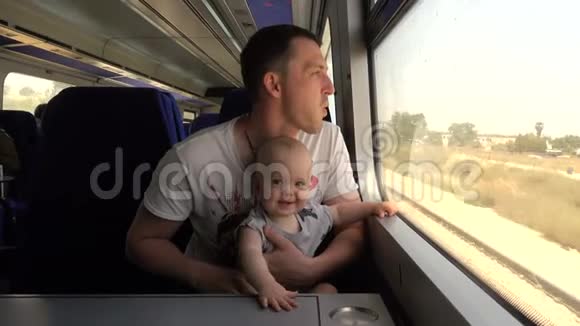 他父亲和他儿子坐火车旅行视频的预览图
