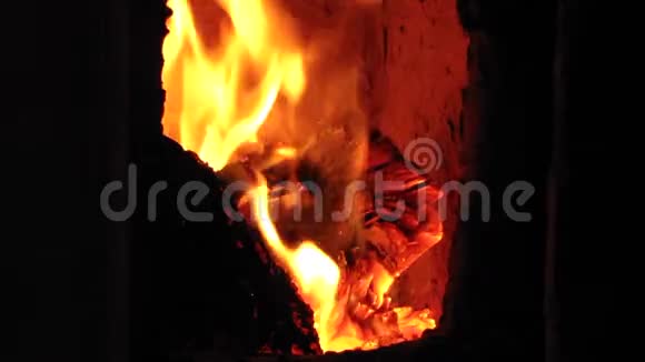 男子手拿火扑克在旧的土砖炉里打开门烧柴火视频的预览图