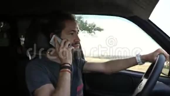 开车的人用手机说话视频的预览图
