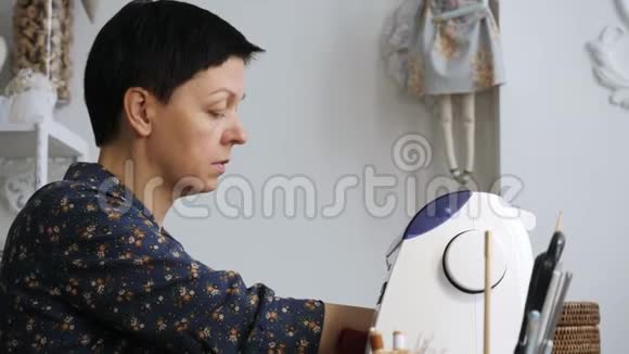 手工制作的洋娃娃缝制马什尼服装大师视频的预览图