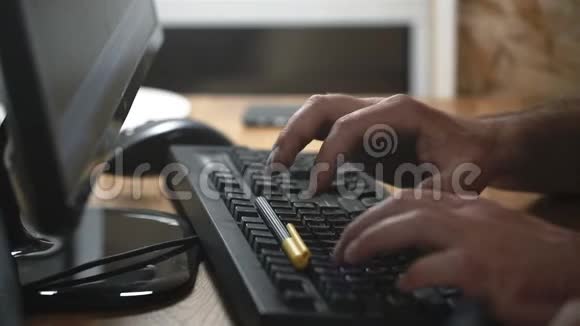 员工在键盘上输入电脑的文本视频的预览图