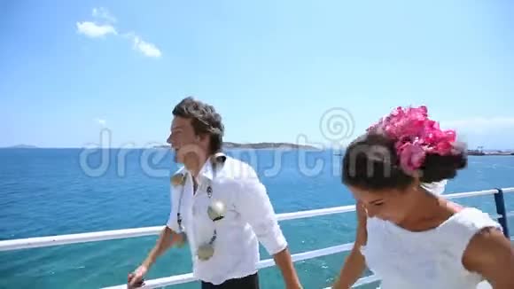 新婚夫妇沿着堤岸奔跑结婚纪念日视频的预览图
