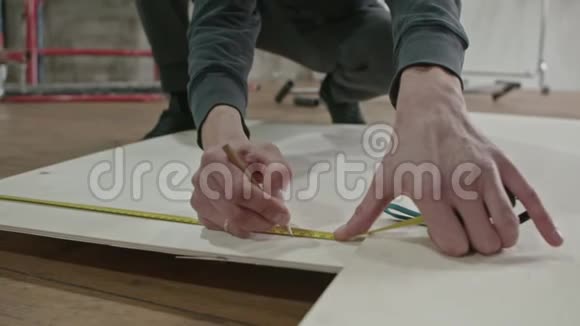 木匠在生木板上用尺子视频的预览图