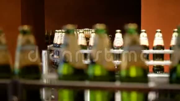 大量装有啤酒的玻璃瓶正沿着传送带移动酒精产量低饮料可以吃了视频的预览图