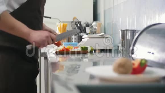 餐厅厨房主任切菜做沙拉烹饪概念视频的预览图