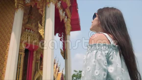 年轻女子观光佛教寺庙视频的预览图