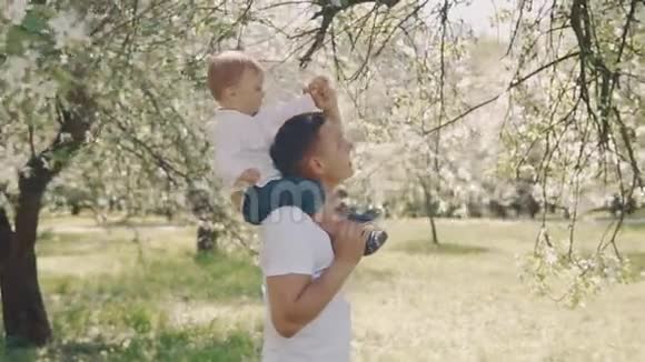 父子在公园玩父亲抱着孩子父亲概念视频的预览图