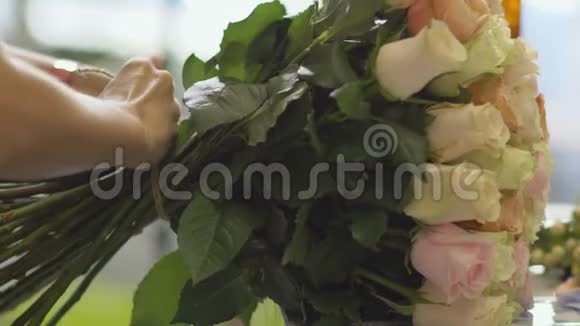 花商把绳子系在玫瑰花束上视频的预览图