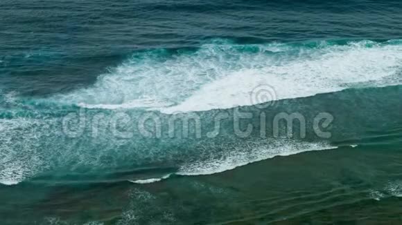巨浪一个个滚向海岸线冲浪者试图捕捉波浪视频的预览图