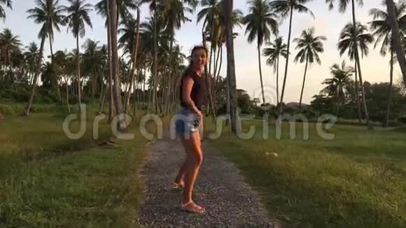 你让我失望了年轻快乐的女孩在椰子种植园跑步旅游妇女在棕榈树附近感到自由高清慢镜头视频的预览图