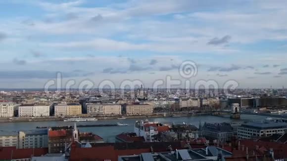 匈牙利布达佩斯2019年1月日落时著名的布达城堡皇家宫殿全景视频的预览图