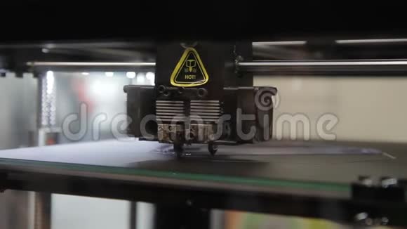 打印机打印头在工作平台上沿轴移动视频的预览图