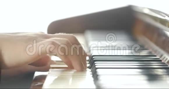 女孩弹钢琴4K视频的预览图