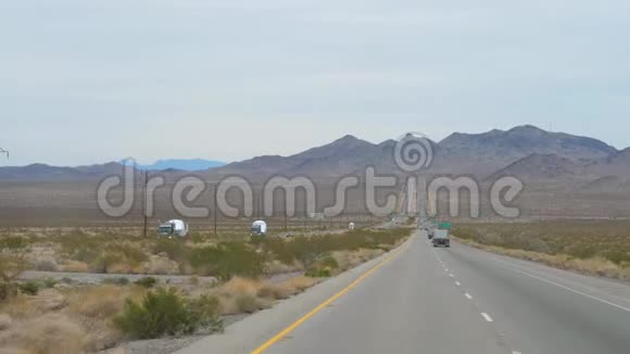 美国内华达州2017年11月07日沙漠公路上的卡车视频的预览图