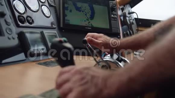 一个人的手控制一艘船的宏射视频的预览图
