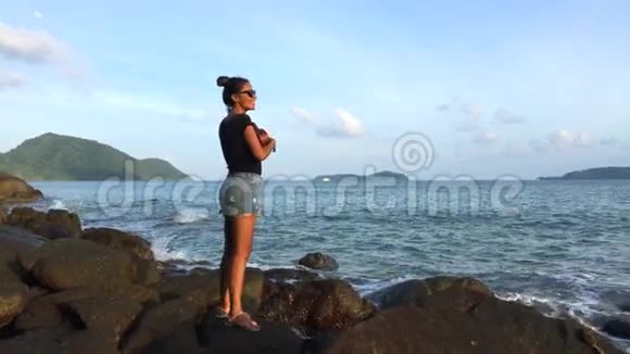 美丽的白种人女孩玩四弦琴在海滩岩石上跳舞高清泰国普吉岛视频的预览图