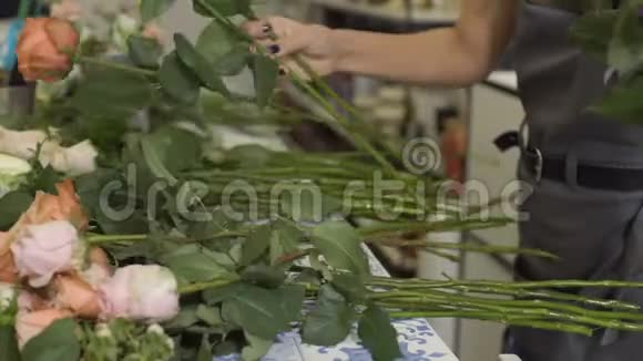 花商在一家花店里形成一束玫瑰花视频的预览图
