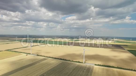 风电场的背景下农村的农田一片蓝天航空测量视频的预览图