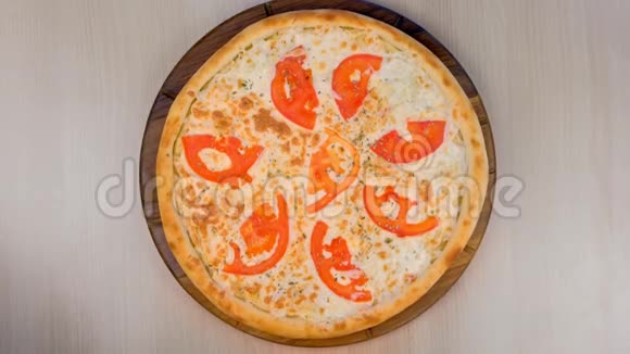 带有西红柿和奶酪的披萨在木板上上景视频的预览图