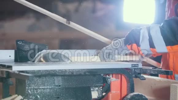 工人用危险的圆形电锯切割木板视频的预览图