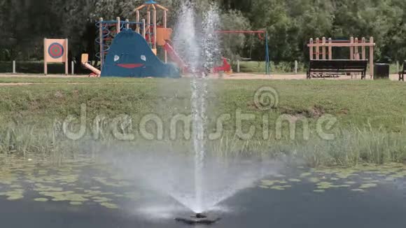 儿童游乐场的喷泉视频的预览图