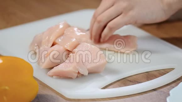 女厨师在切割板上切生鸡肉视频的预览图