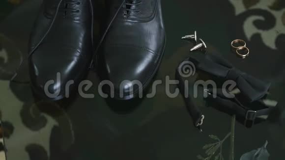 婚礼鞋腰带和蝴蝶结在木制背景上新郎的婚礼配饰卧室服装视频的预览图
