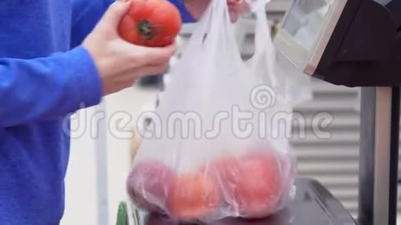 超市蔬菜部女人重西红柿视频的预览图