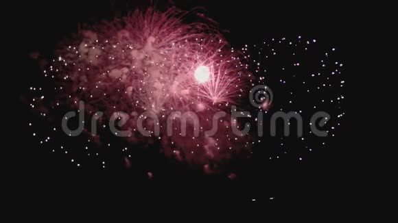 新年庆祝烟花在夜间慢动作视频的预览图
