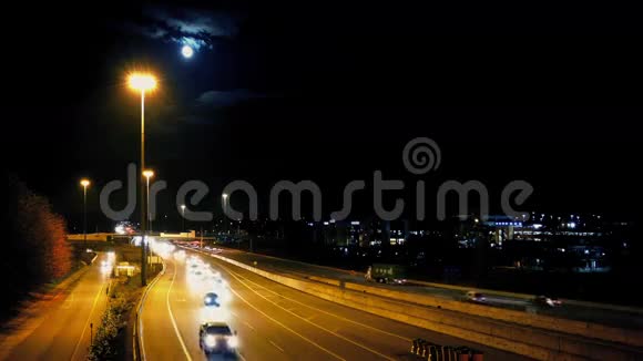 夜晚与月亮高速公路视频的预览图