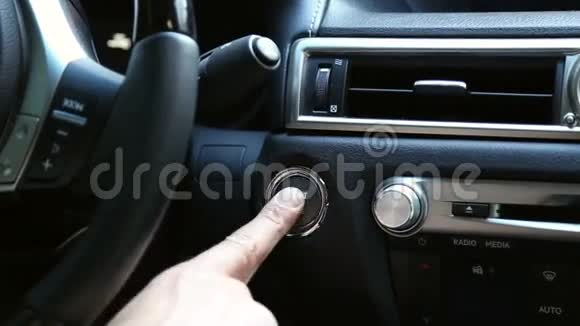 这个人用按钮发动汽车发动机视频的预览图