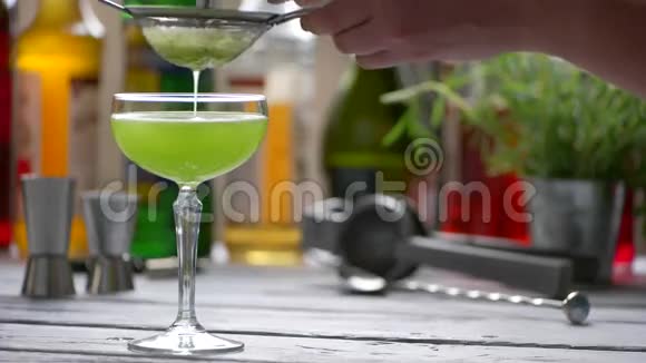 绿色饮料滴过筛子视频的预览图