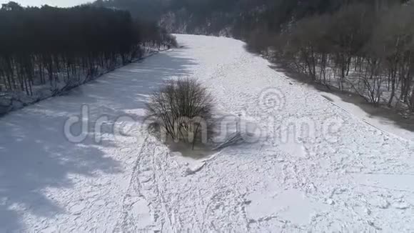 冰冻的尼里斯河上的岛屿空中冬季景观视频的预览图