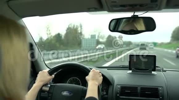戴墨镜的金发女人遵循GPS指令视频的预览图