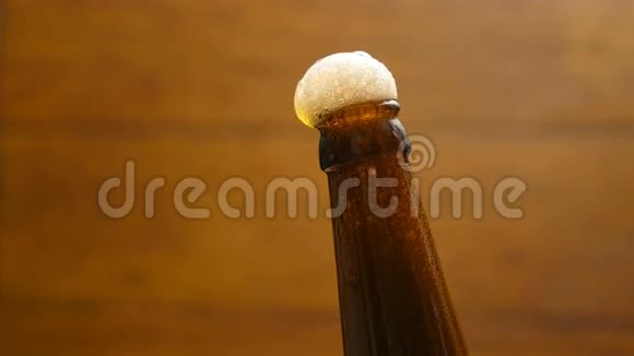 泡沫在棕色啤酒瓶上流动11号视频的预览图