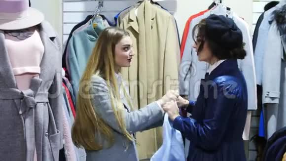 三个美女在店里争着穿衣服视频的预览图