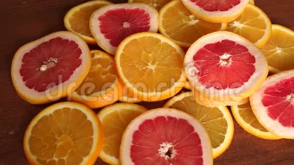 切片柑橘水果放在木桌上特写视频的预览图