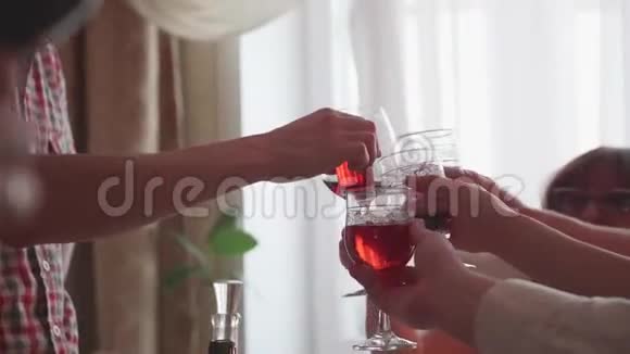 客人们举杯为节日干杯一群朋友在餐桌上喝含酒精的饮料玻璃视频的预览图