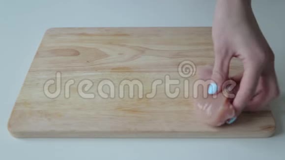 在木板上切鸡角视频的预览图